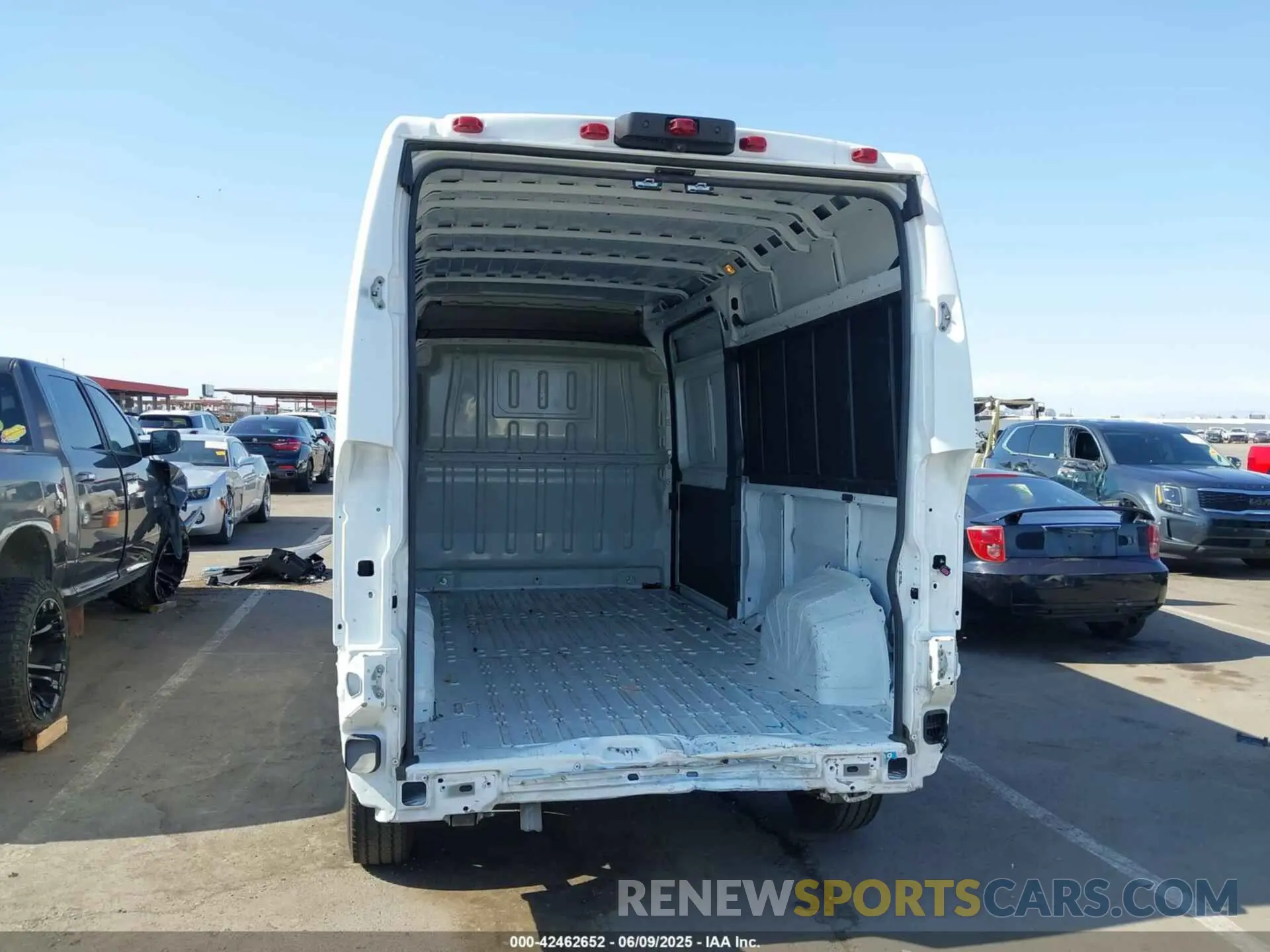 17 Photograph of a damaged car 3C6MRVHG6PE509153 RAM PROMASTER 3500 2023