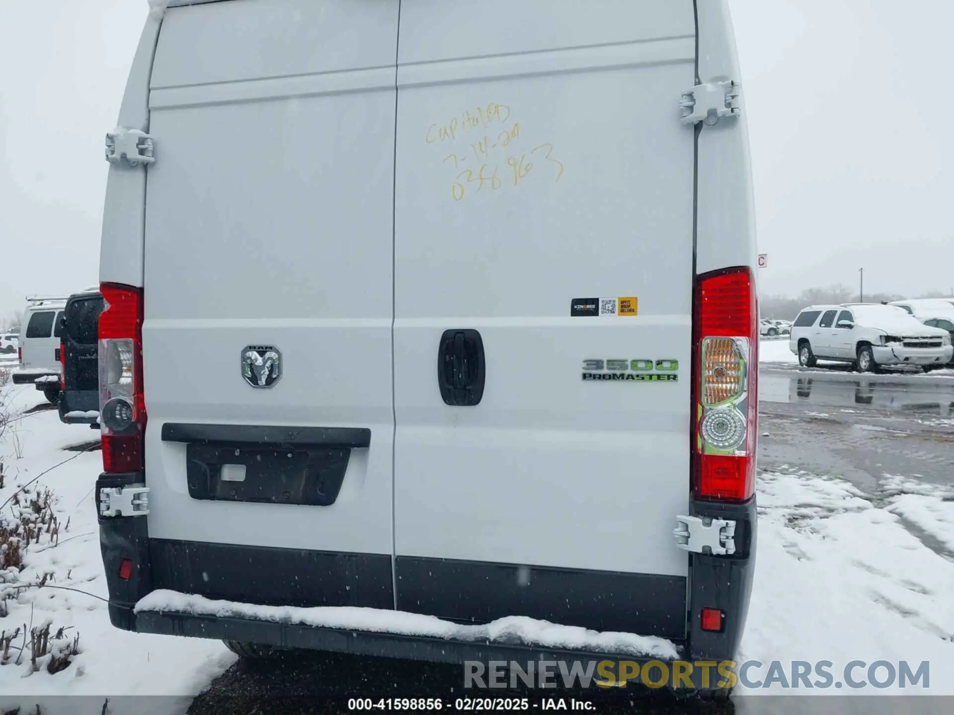 16 Photograph of a damaged car 3C6MRVHG8PE592665 RAM PROMASTER 3500 2023