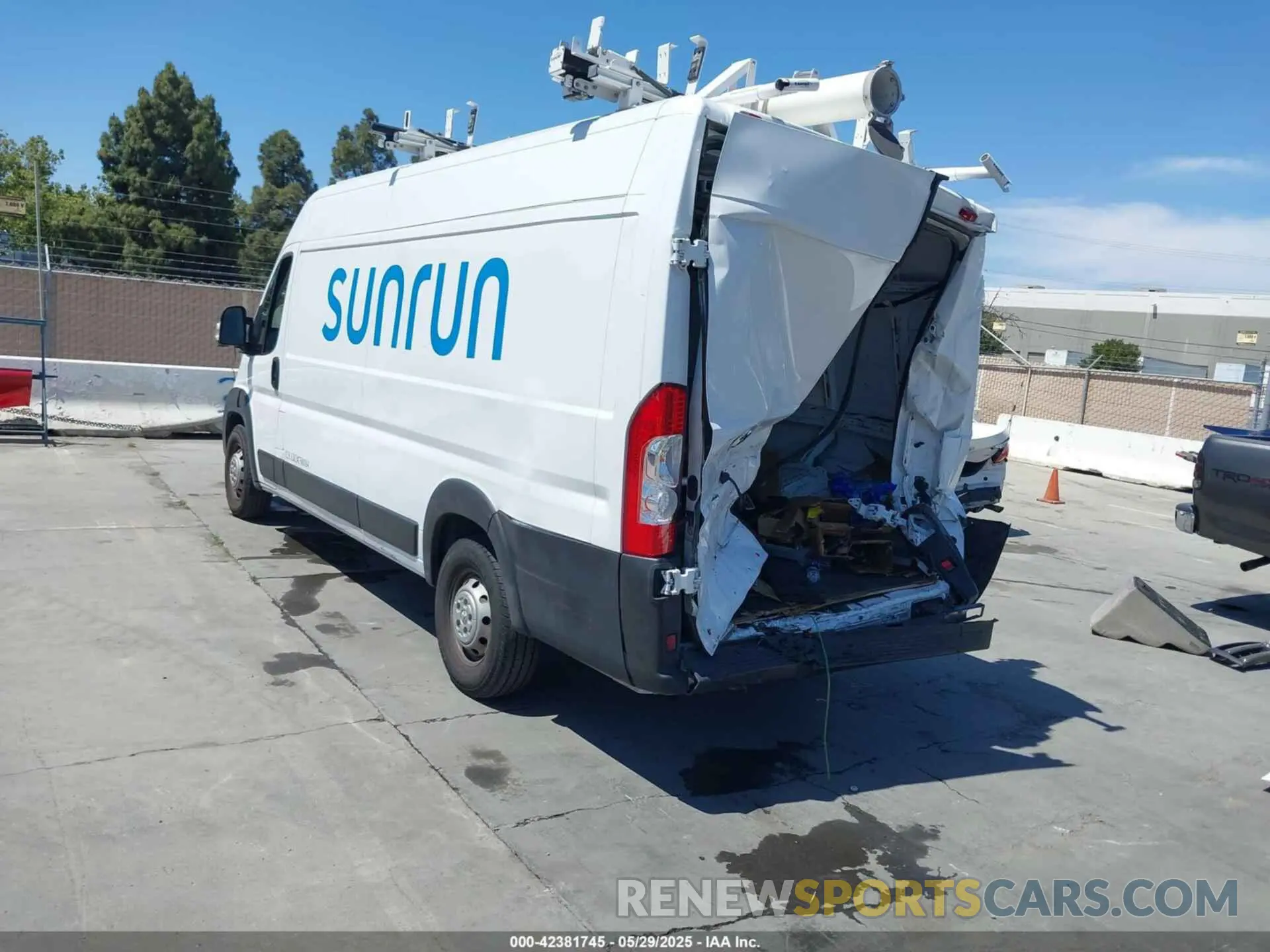 3 Photograph of a damaged car 3C6MRVJG2PE526171 RAM PROMASTER 3500 2023