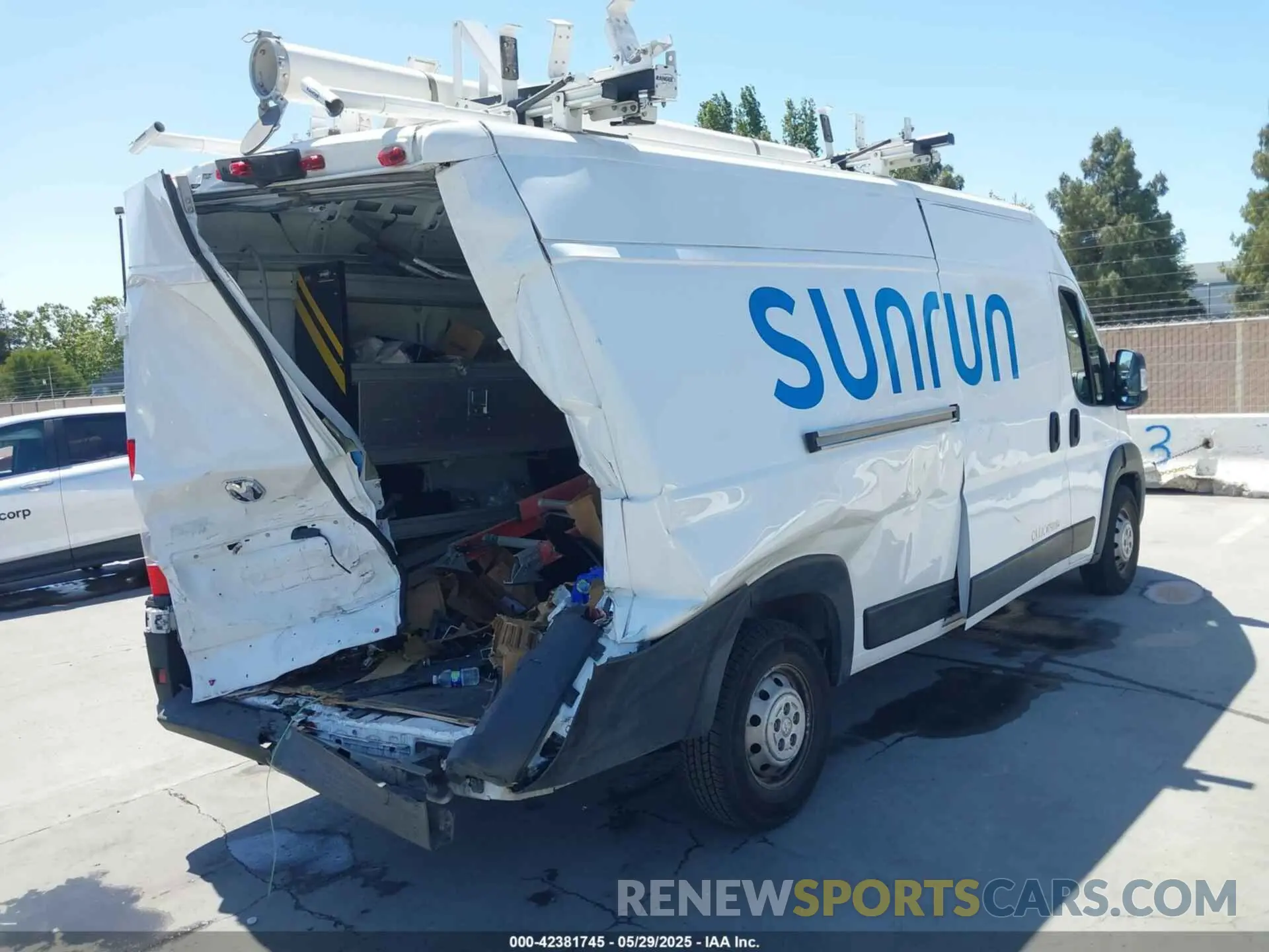 4 Photograph of a damaged car 3C6MRVJG2PE526171 RAM PROMASTER 3500 2023