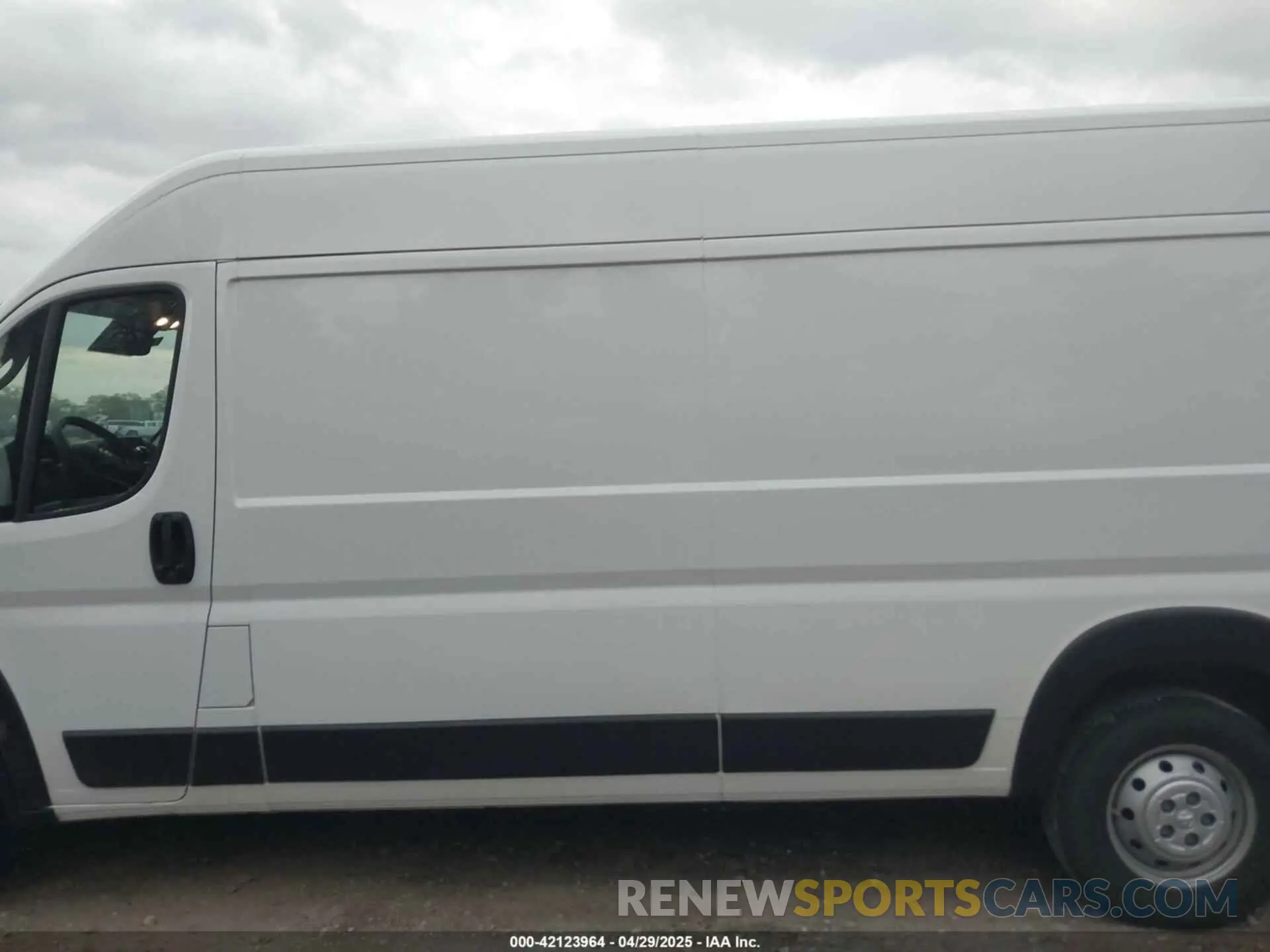 14 Photograph of a damaged car 3C6MRVJG4PE530092 RAM PROMASTER 3500 2023