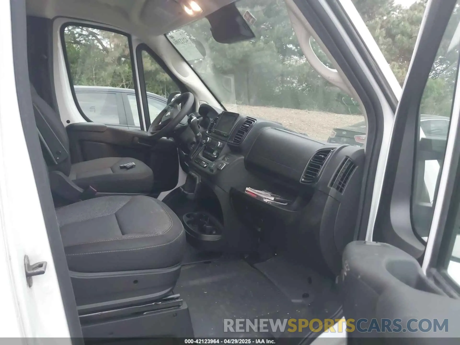 5 Photograph of a damaged car 3C6MRVJG4PE530092 RAM PROMASTER 3500 2023
