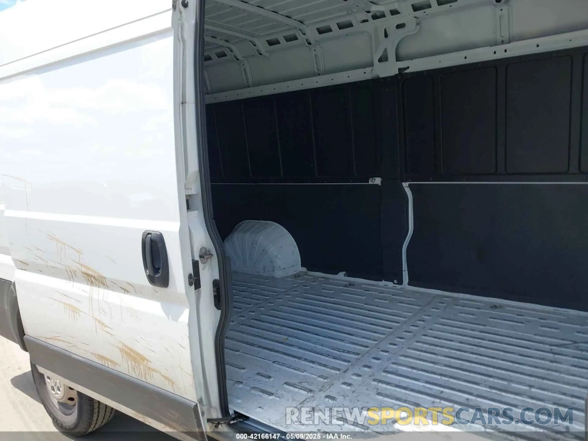 8 Photograph of a damaged car 3C6MRVJG5PE521224 RAM PROMASTER 3500 2023