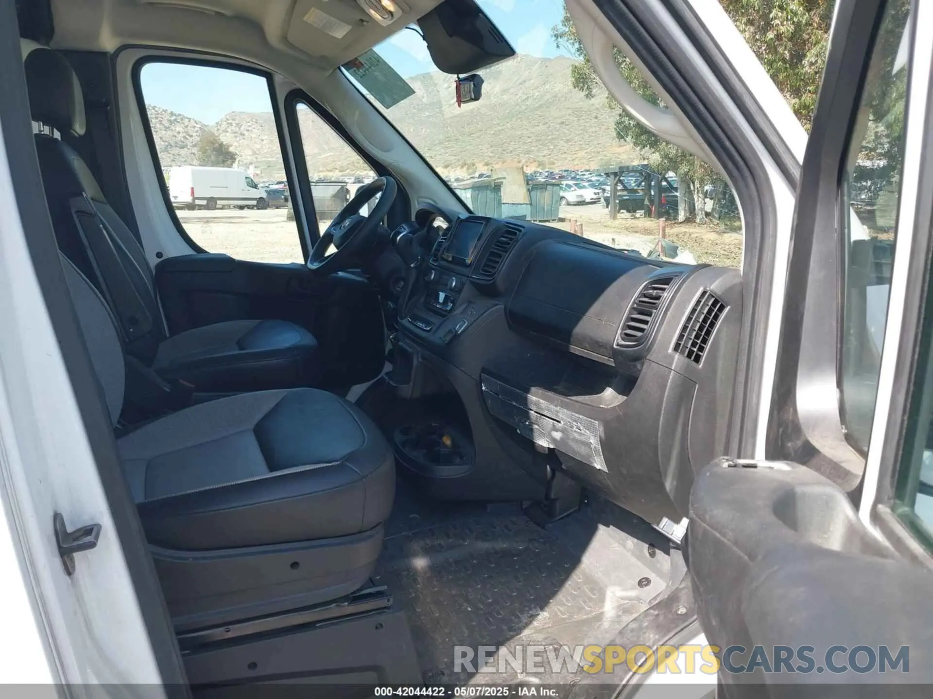5 Photograph of a damaged car 3C6MRVJG7PE536680 RAM PROMASTER 3500 2023