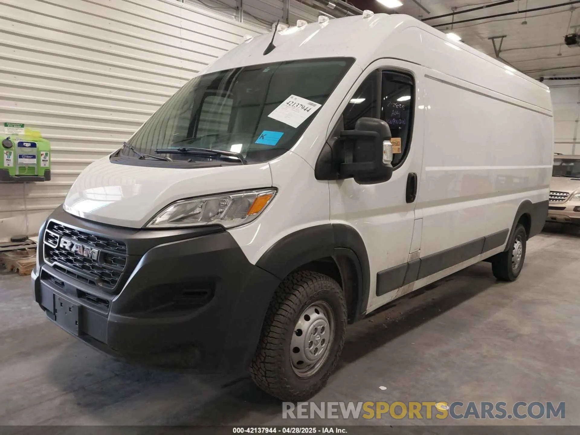 2 Photograph of a damaged car 3C6MRVJG8PE532220 RAM PROMASTER 3500 2023