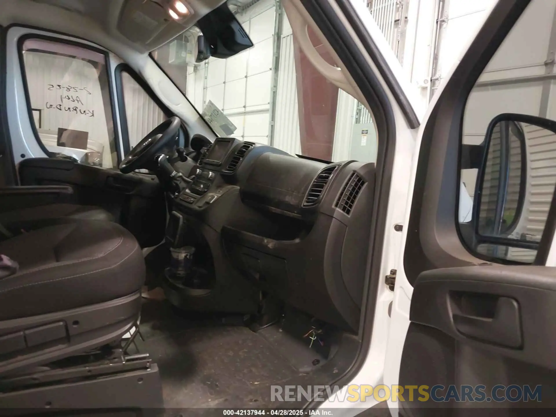 5 Photograph of a damaged car 3C6MRVJG8PE532220 RAM PROMASTER 3500 2023