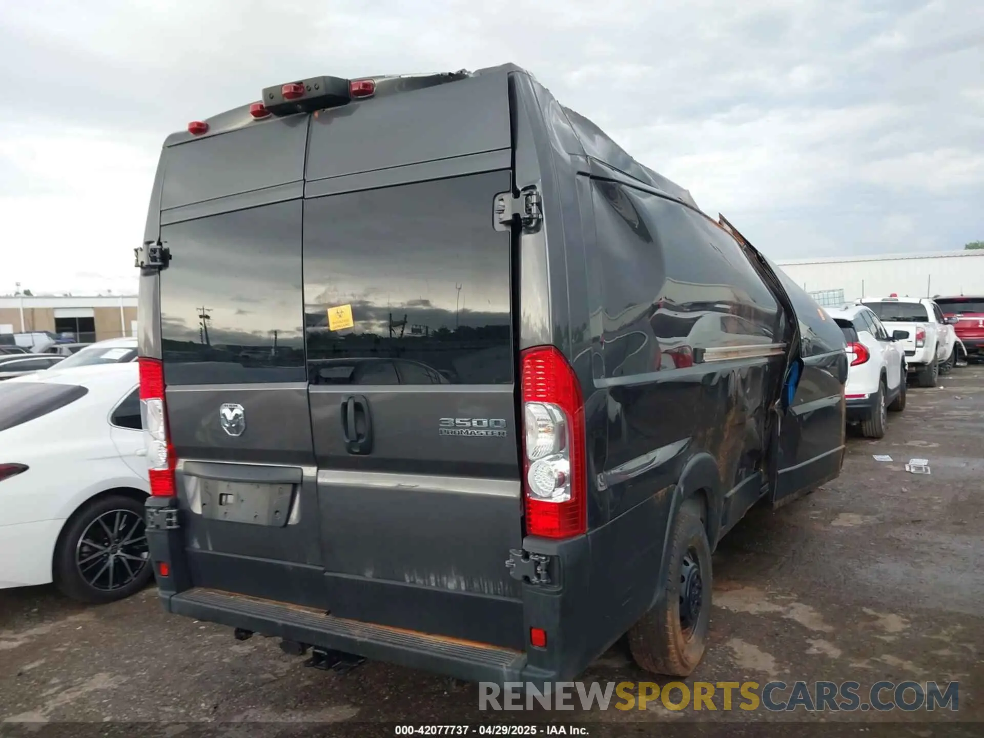 4 Photograph of a damaged car 3C6MRVJG8PE574547 RAM PROMASTER 3500 2023