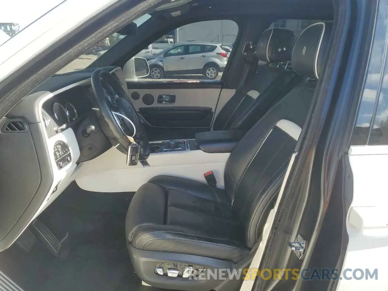 7 Photograph of a damaged car SLATV4C00LU202245 ROLLS-ROYCE CULLINAN 2020