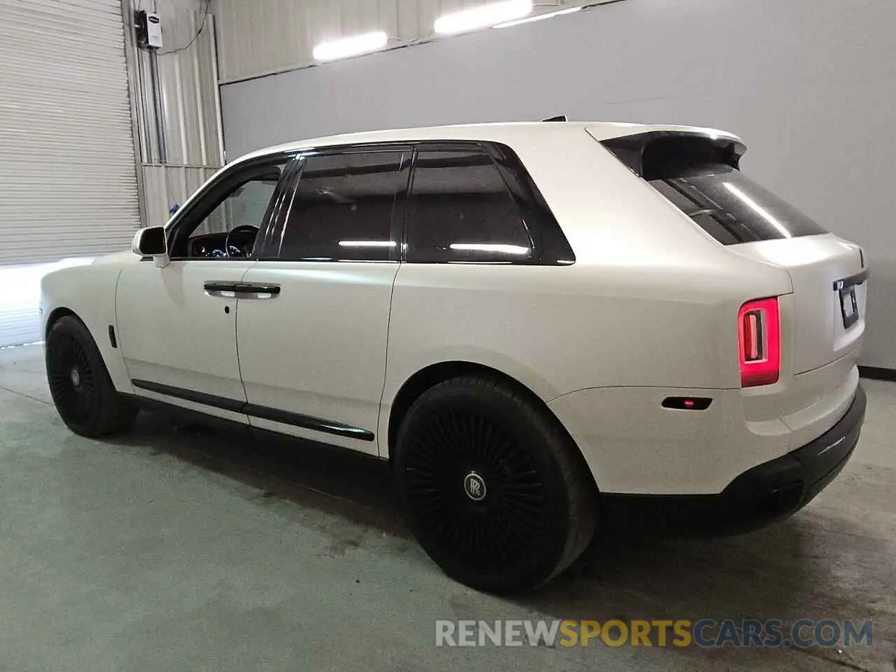 2 Photograph of a damaged car SLATV4C09LU114598 ROLLS-ROYCE CULLINAN 2020