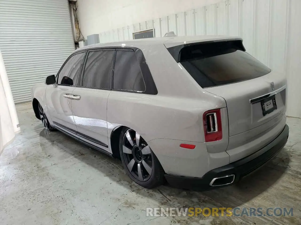 2 Photograph of a damaged car SLATV4C09PU215050 ROLLS-ROYCE CULLINAN 2023