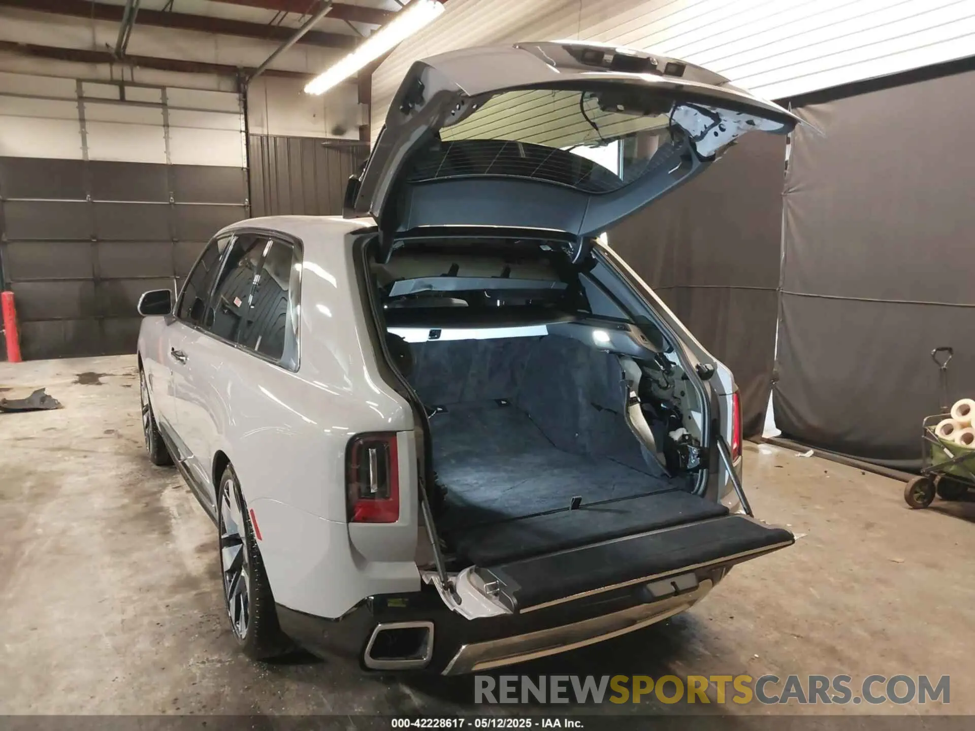 3 Photograph of a damaged car SLA13HA02SU227945 ROLLS-ROYCE CULLINAN 2025