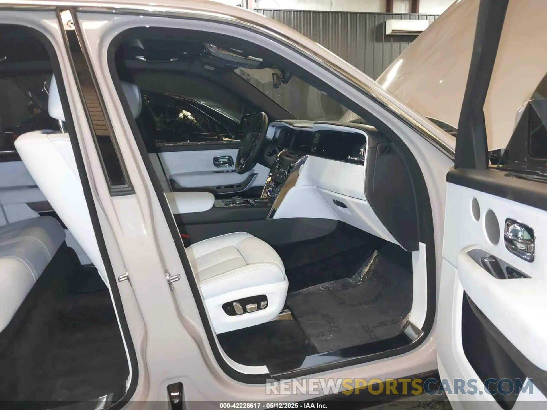 5 Photograph of a damaged car SLA13HA02SU227945 ROLLS-ROYCE CULLINAN 2025