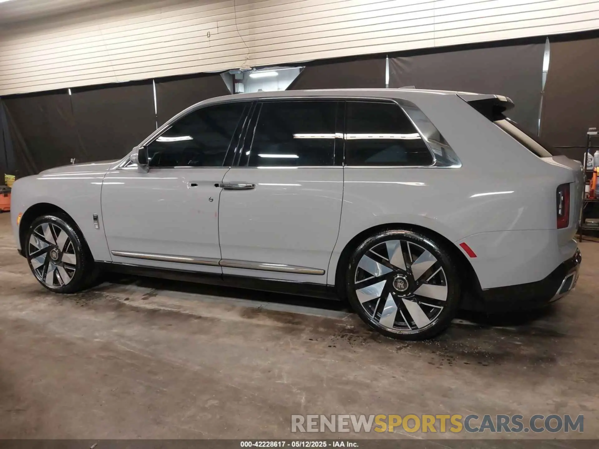 6 Photograph of a damaged car SLA13HA02SU227945 ROLLS-ROYCE CULLINAN 2025