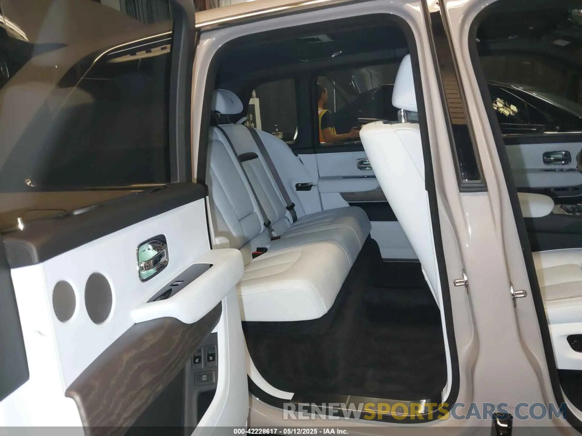 8 Photograph of a damaged car SLA13HA02SU227945 ROLLS-ROYCE CULLINAN 2025