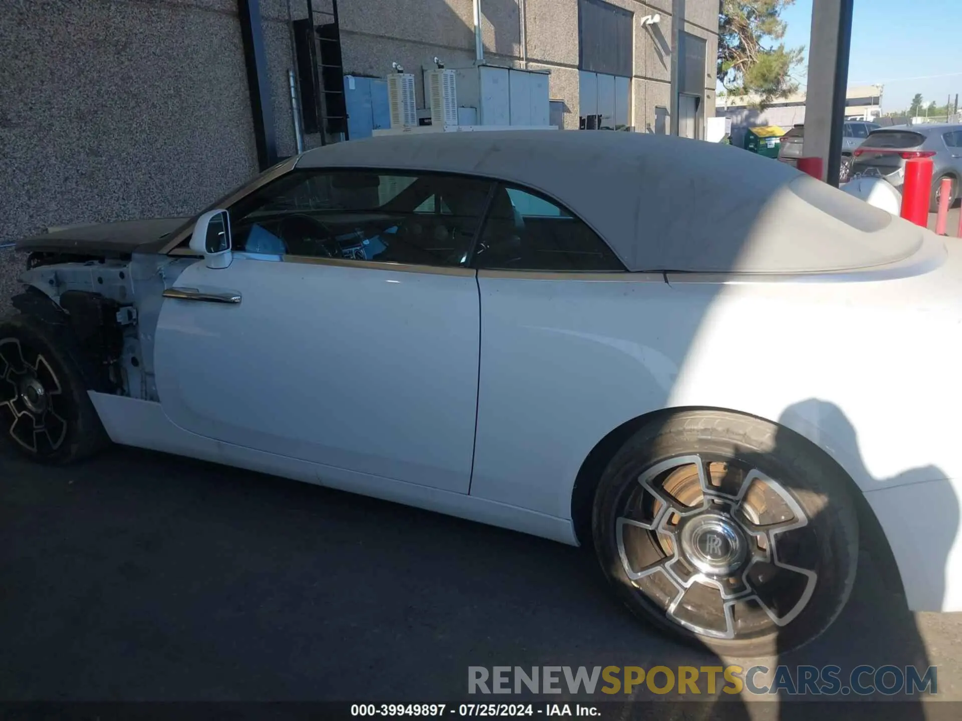 15 Photograph of a damaged car SCA666D56JU107573 ROLLS-ROYCE DAWN 2018