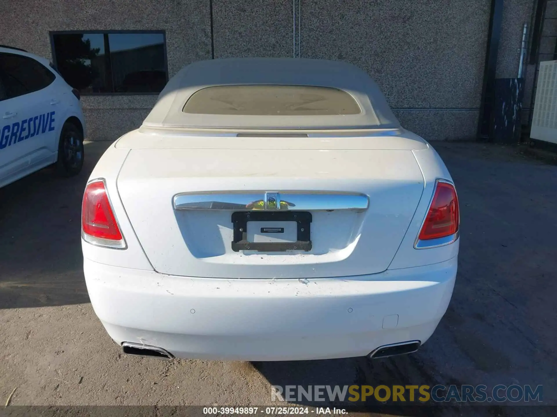 17 Photograph of a damaged car SCA666D56JU107573 ROLLS-ROYCE DAWN 2018