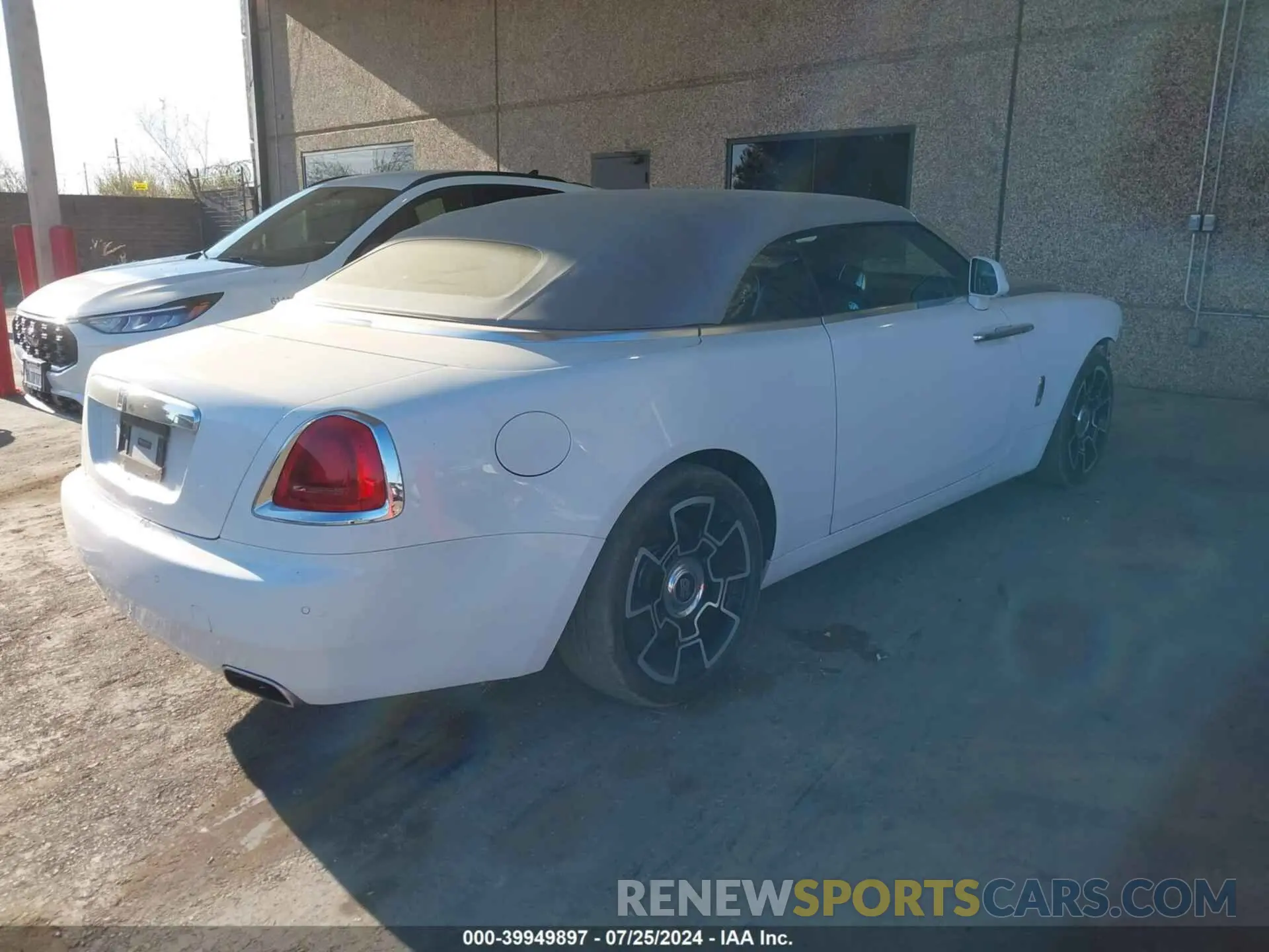 4 Photograph of a damaged car SCA666D56JU107573 ROLLS-ROYCE DAWN 2018