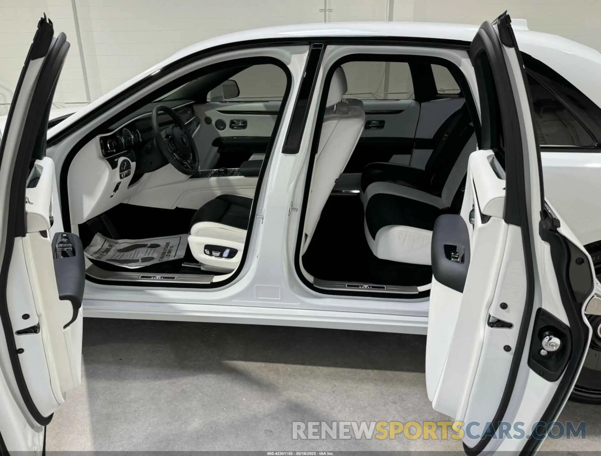 17 Photograph of a damaged car SCATD6C09NU209759 ROLLS-ROYCE GHOST 2022