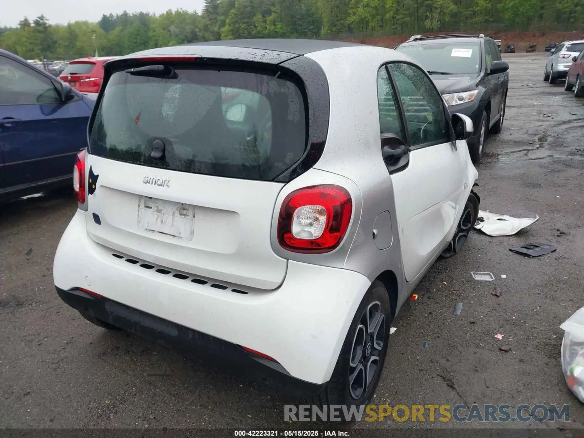 4 Photograph of a damaged car WMEFJ9BA1KK375602 SMART EQ FORTWO 2019