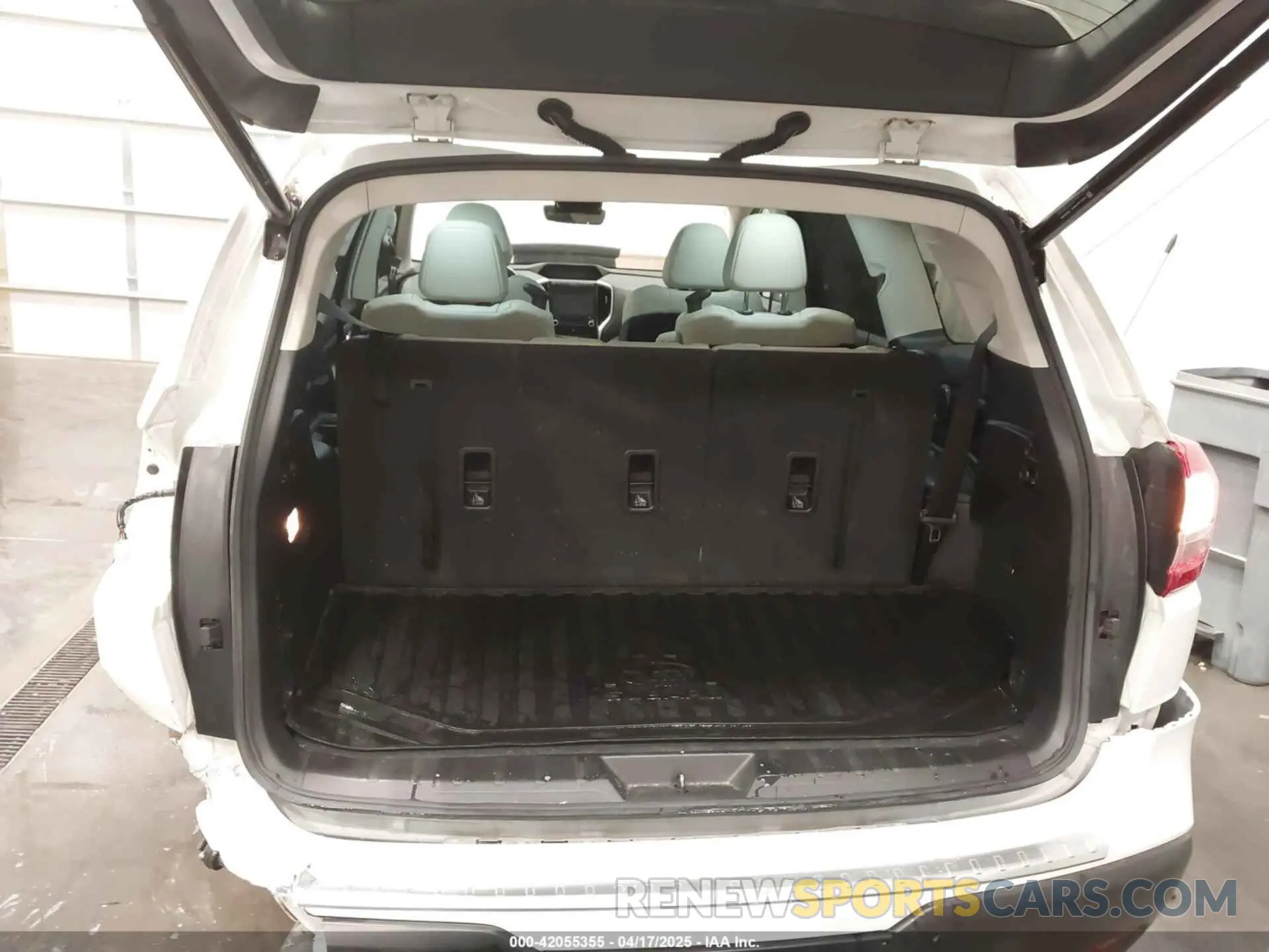 17 Photograph of a damaged car 4S4WMAPD1M3460975 SUBARU ASCENT 2021