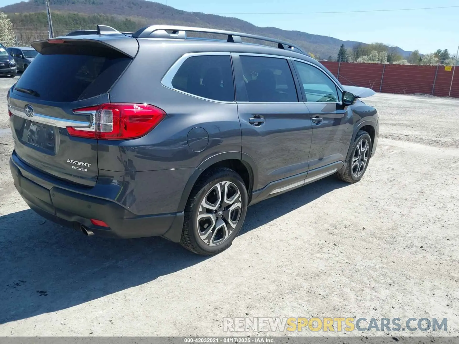 4 Photograph of a damaged car 4S4WMAUD8R3402275 SUBARU ASCENT 2024