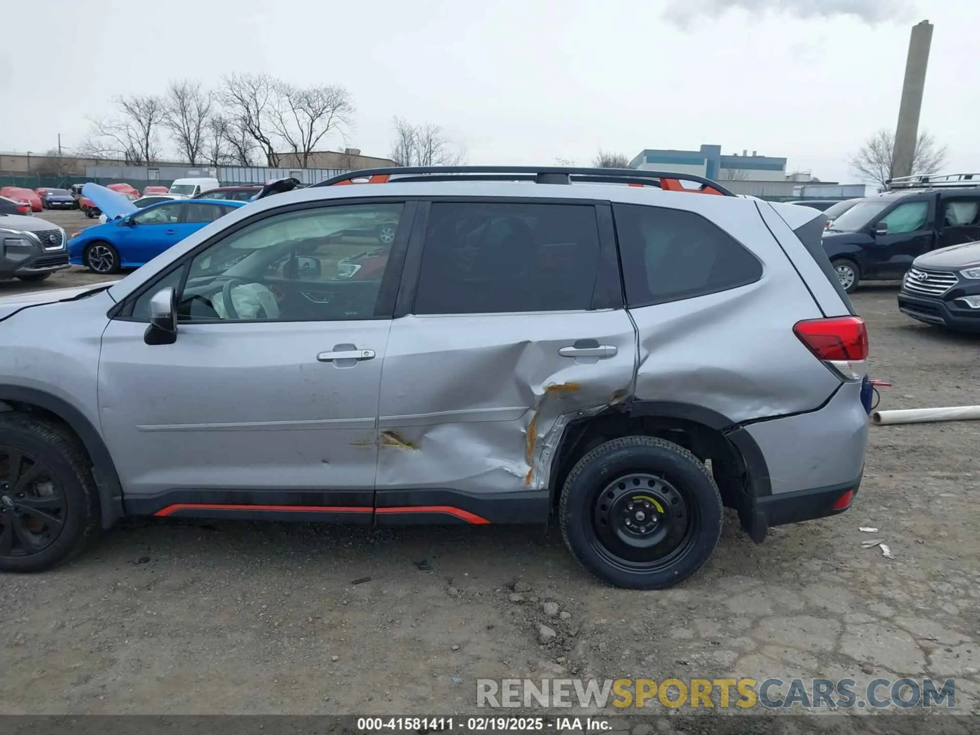 17 Photograph of a damaged car JF2SKALC9MH538400 SUBARU FORESTER 2021