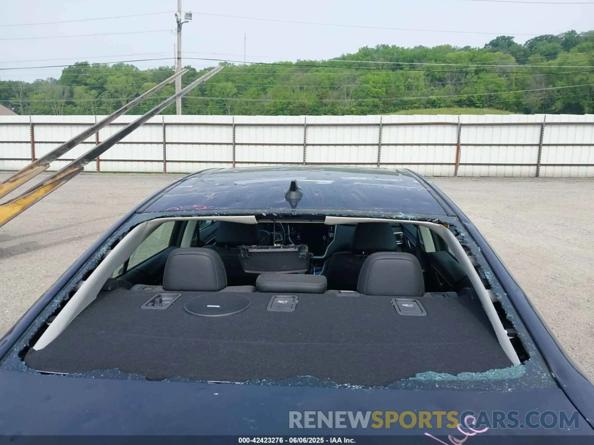 17 Photograph of a damaged car 4S3BWAN65N3002813 SUBARU LEGACY 2022