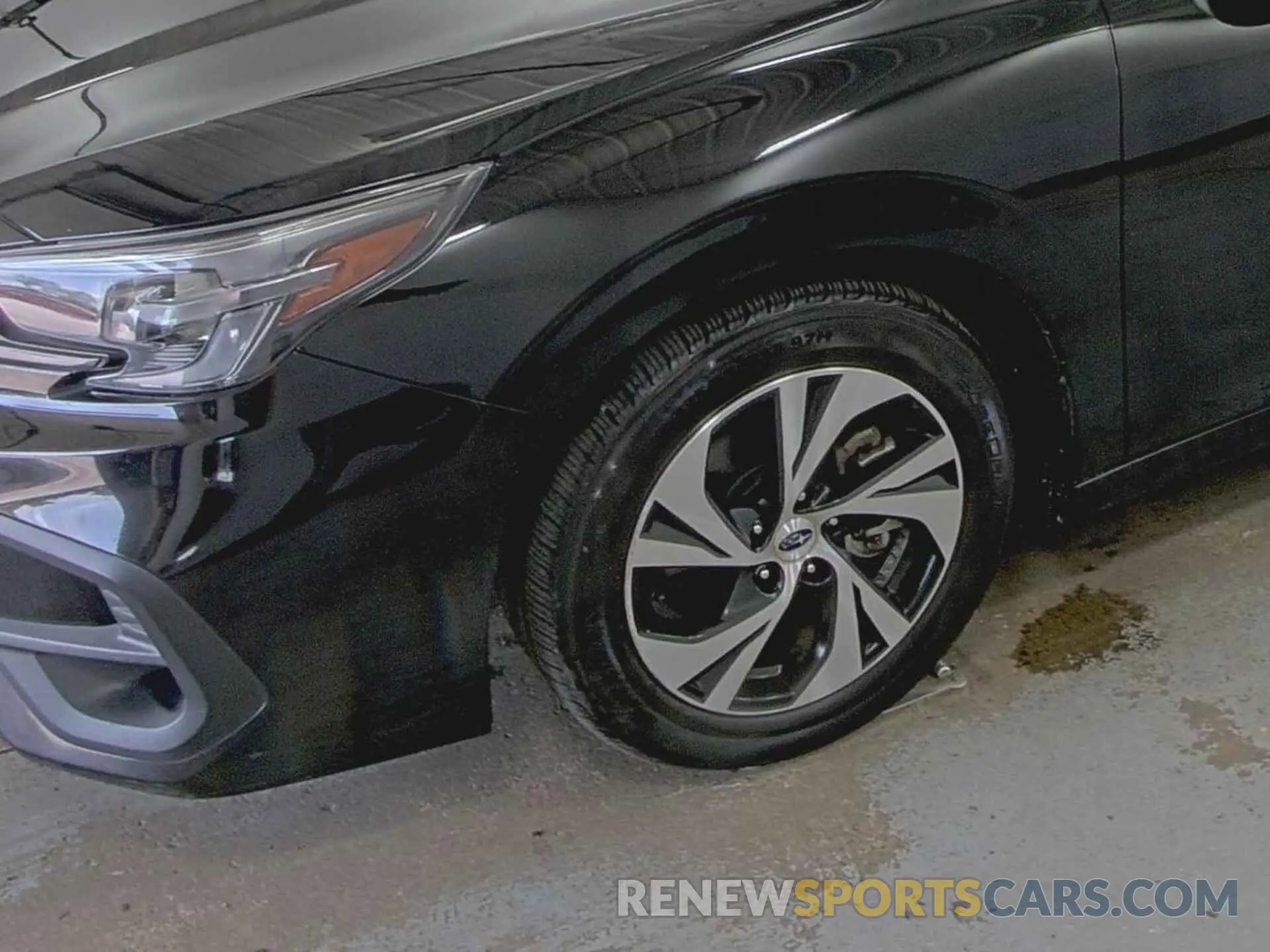 33 Photograph of a damaged car 4S3BWAD65P3008213 SUBARU LEGACY 2023