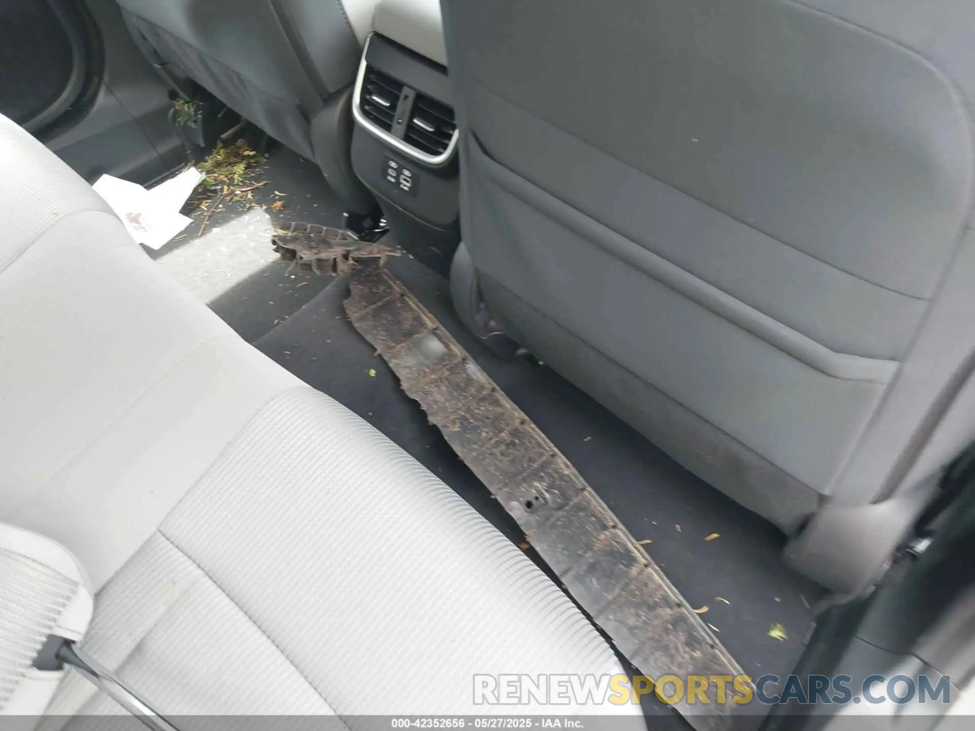 8 Photograph of a damaged car 4S3BWAD67S3014569 SUBARU LEGACY 2025