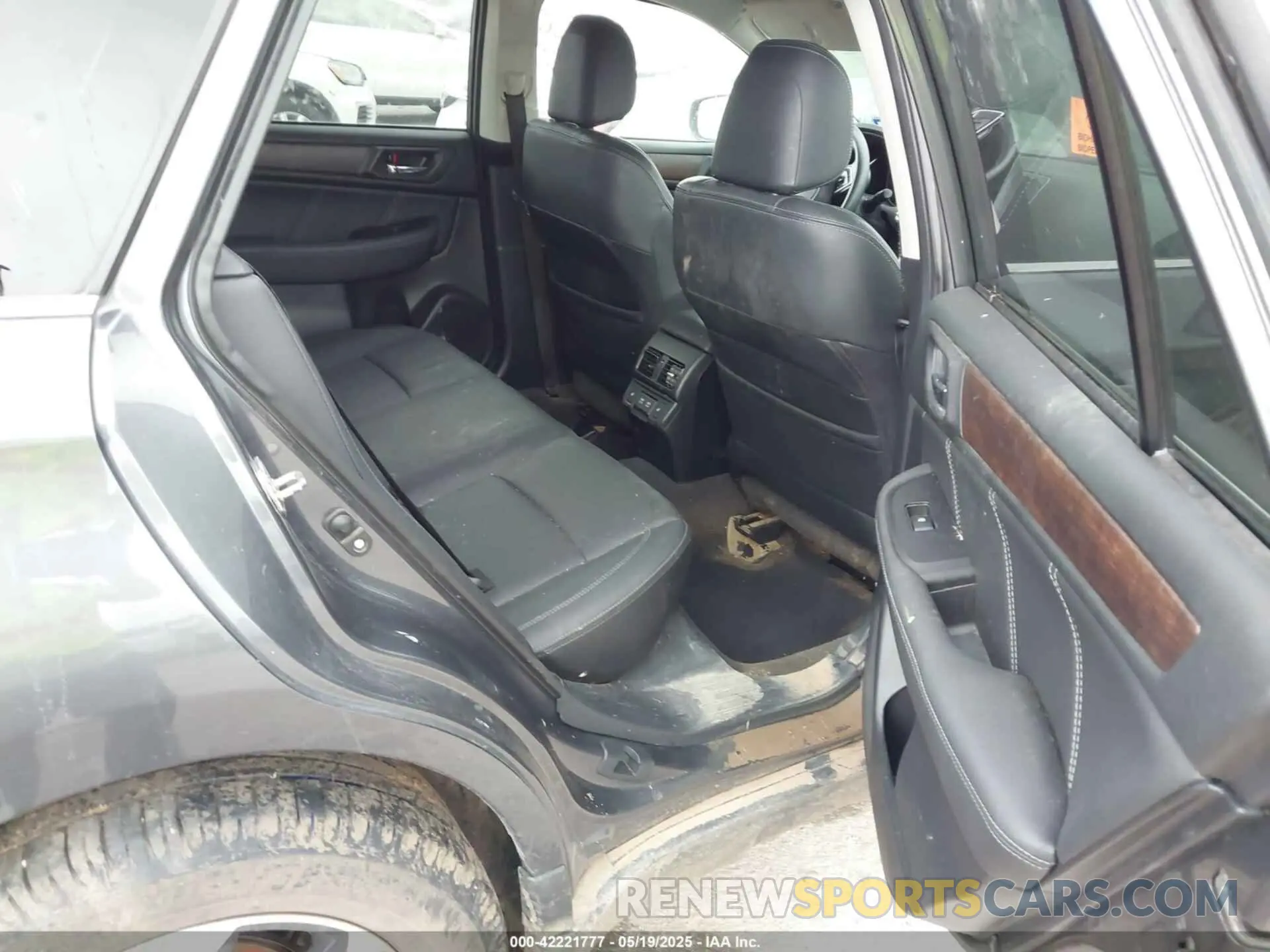 8 Photograph of a damaged car 4S4BSANC3K3338047 SUBARU OUTBACK 2019