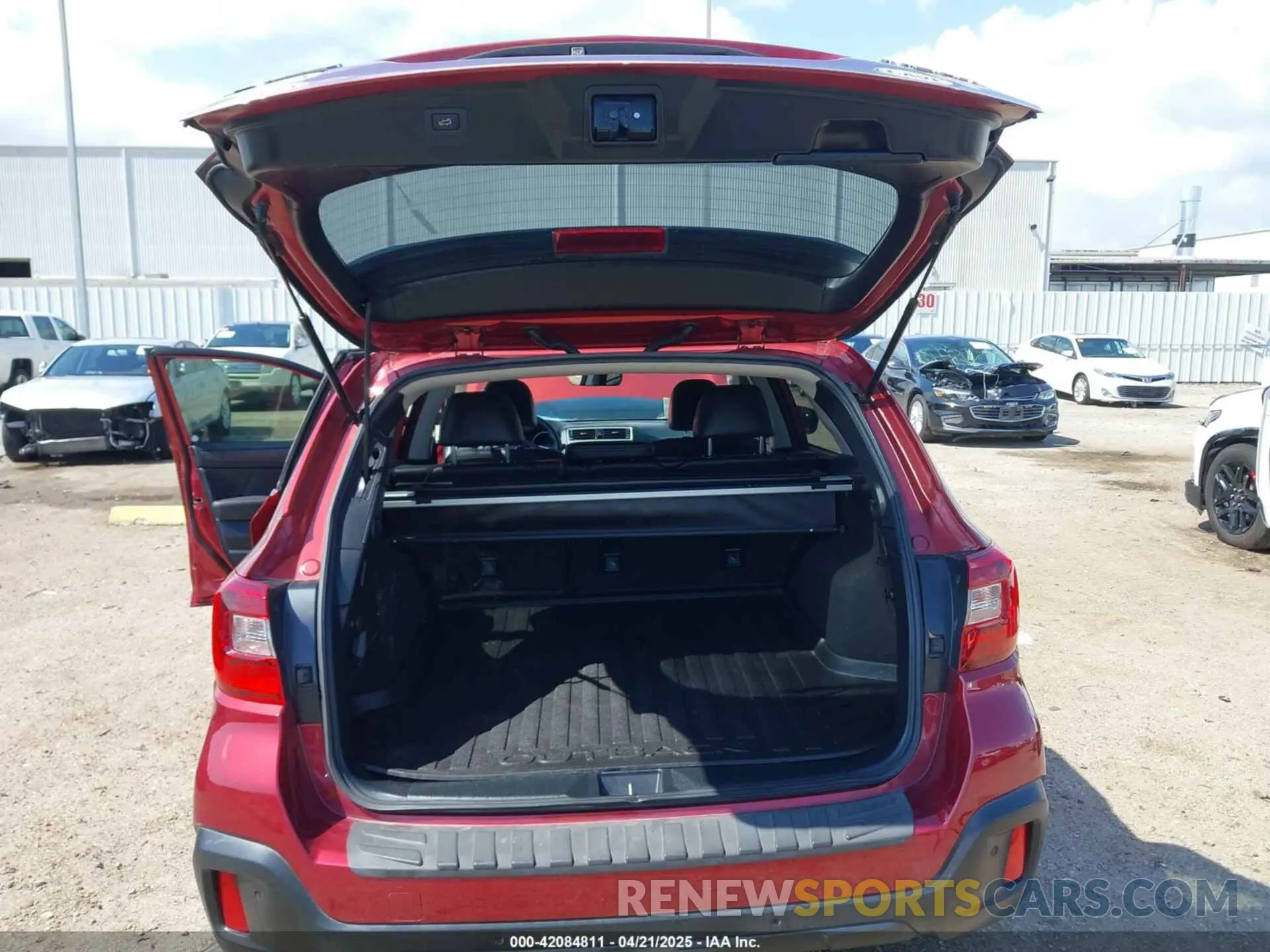 18 Photograph of a damaged car 4S4BSENC4K3369699 SUBARU OUTBACK 2019