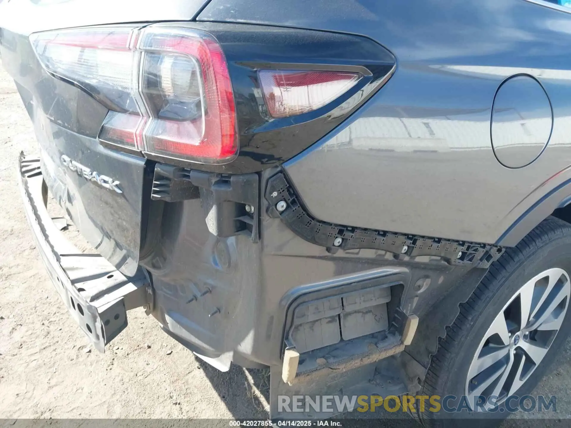 18 Photograph of a damaged car 4S4BTAAC9M3129305 SUBARU OUTBACK 2021