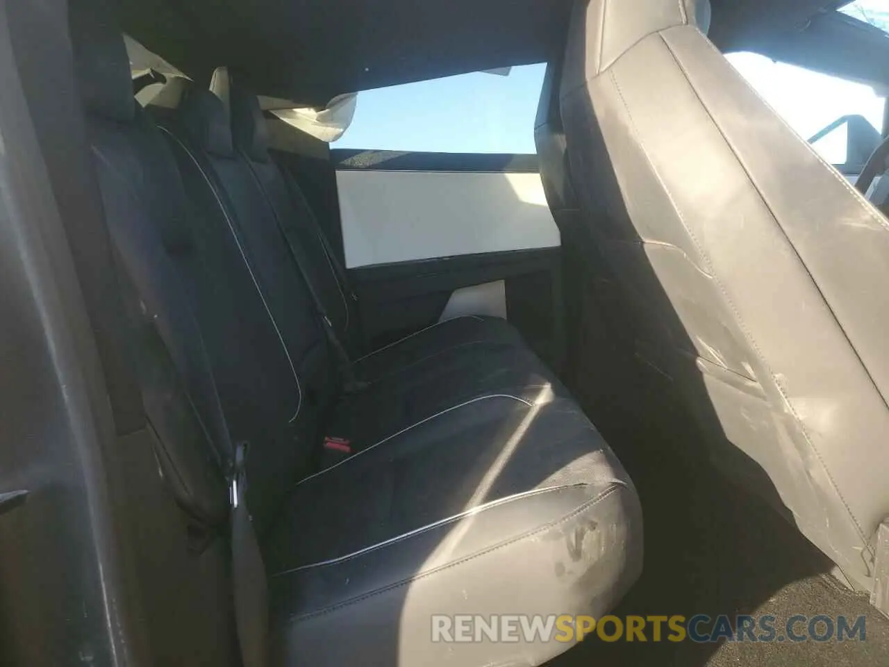 10 Photograph of a damaged car 7G2CEHED0RA040175 TESLA CYBERTRUCK 2024