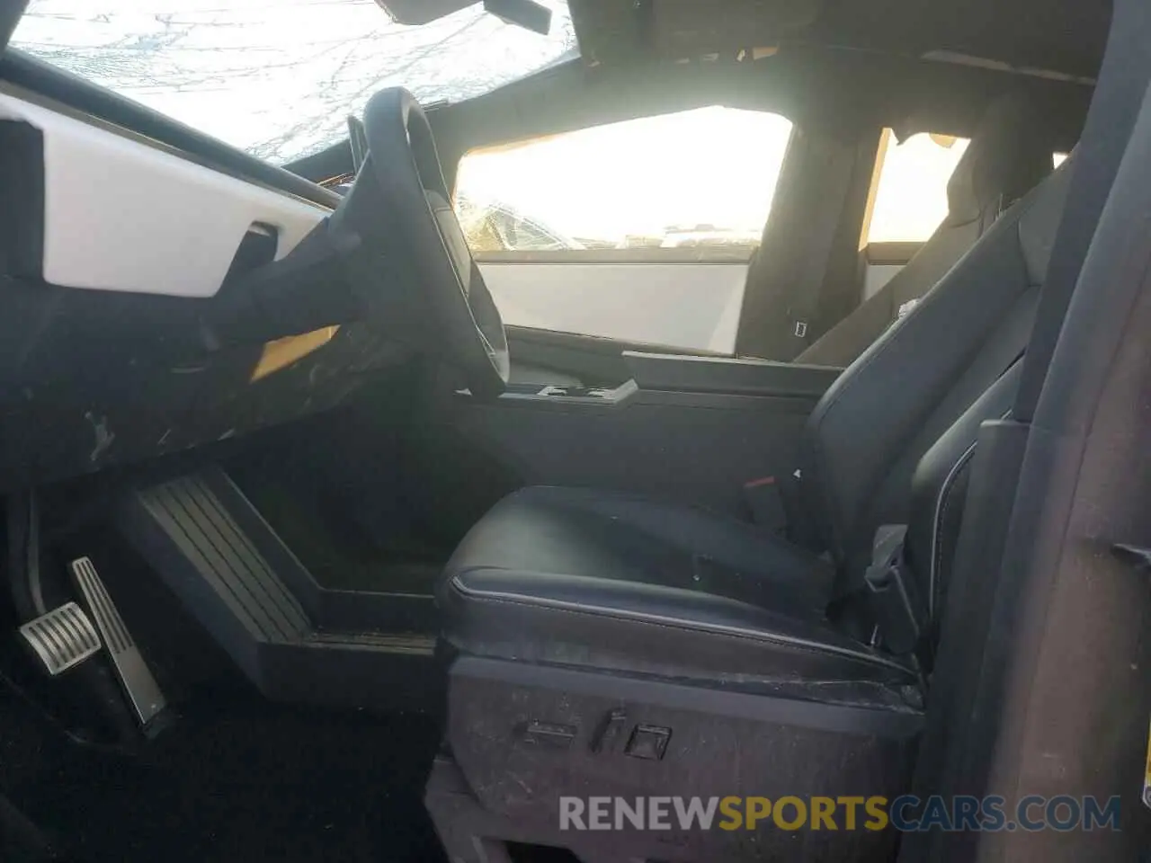 7 Photograph of a damaged car 7G2CEHED0RA040175 TESLA CYBERTRUCK 2024