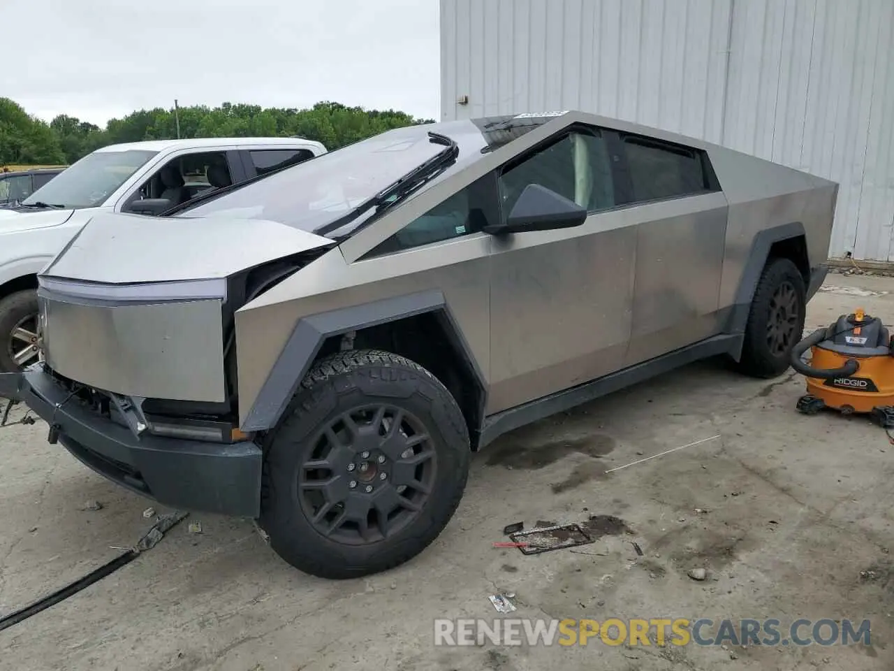 1 Photograph of a damaged car 7G2CEHED1RA008495 TESLA CYBERTRUCK 2024