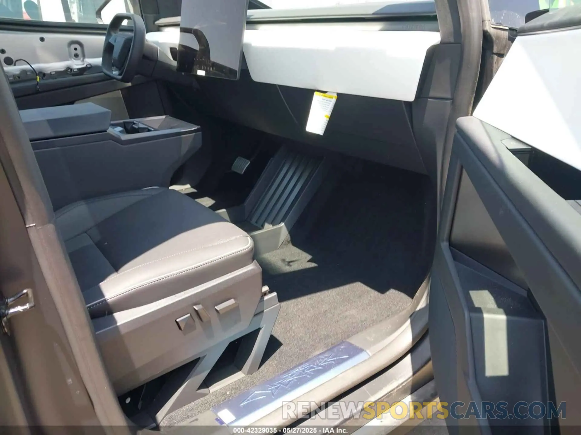 5 Photograph of a damaged car 7G2CEHED1RA034143 TESLA CYBERTRUCK 2024