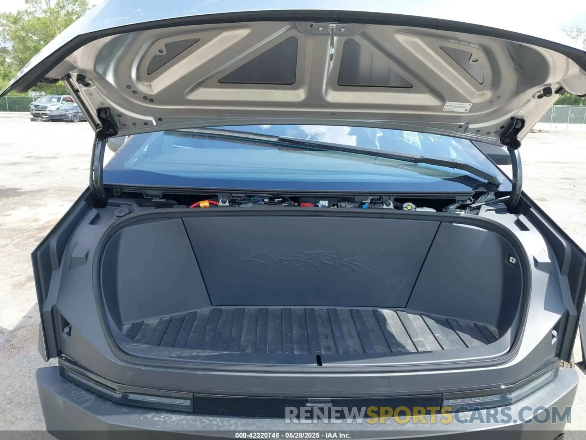 10 Photograph of a damaged car 7G2CEHED3RA050618 TESLA CYBERTRUCK 2024