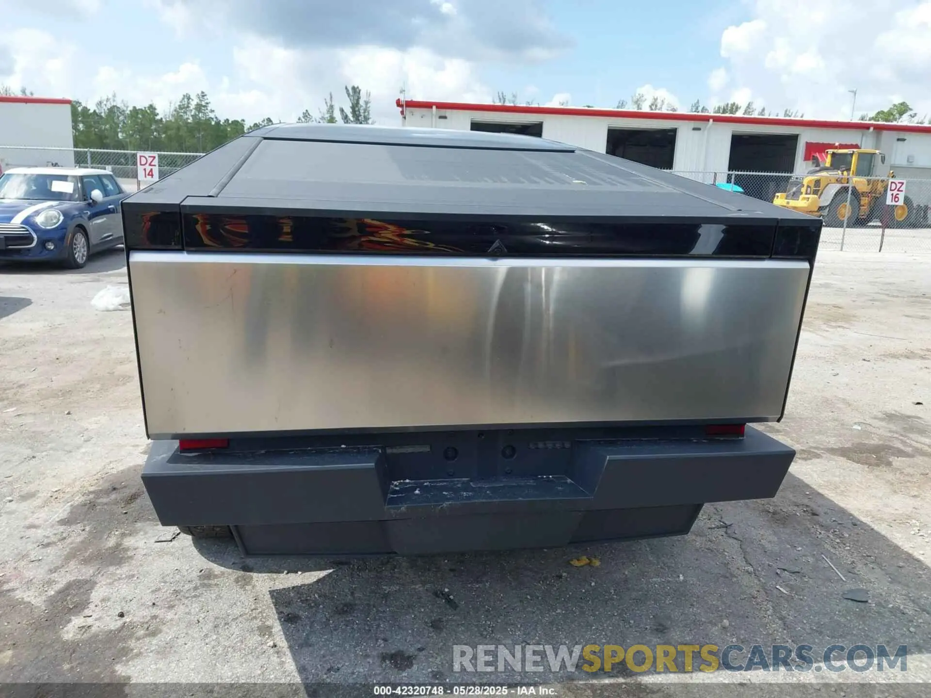 16 Photograph of a damaged car 7G2CEHED3RA050618 TESLA CYBERTRUCK 2024