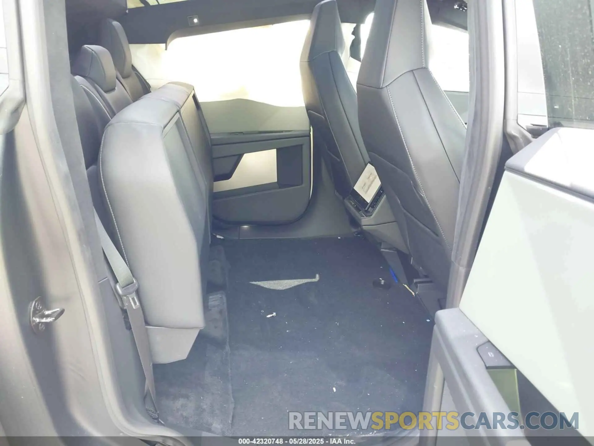 8 Photograph of a damaged car 7G2CEHED3RA050618 TESLA CYBERTRUCK 2024