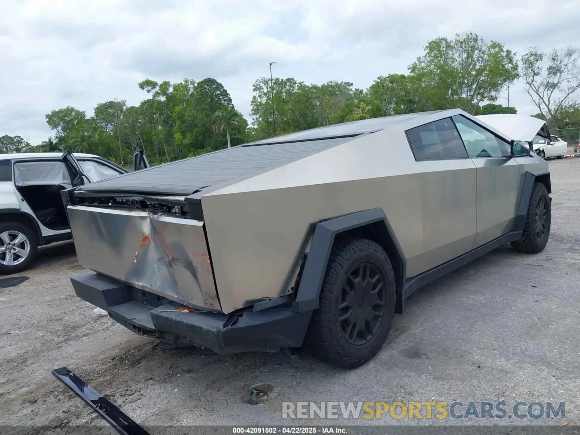 4 Photograph of a damaged car 7G2CEHED5RA001548 TESLA CYBERTRUCK 2024
