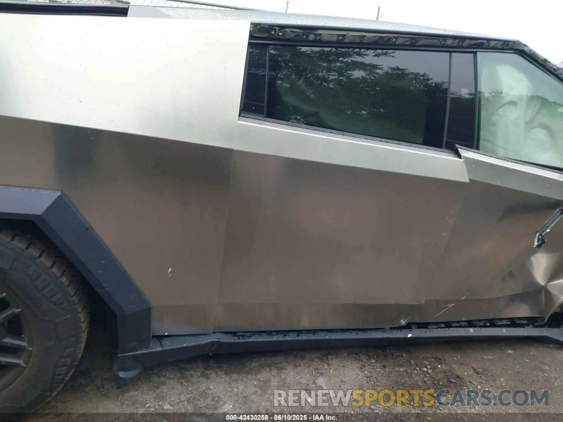 12 Photograph of a damaged car 7G2CEHED5RA015076 TESLA CYBERTRUCK 2024
