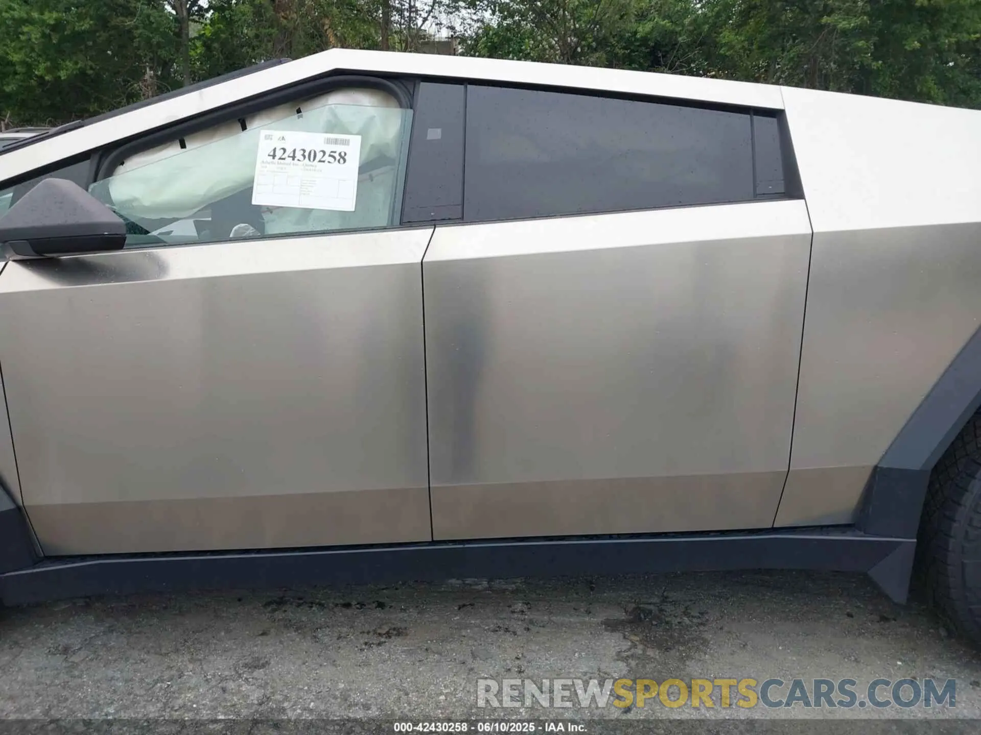 13 Photograph of a damaged car 7G2CEHED5RA015076 TESLA CYBERTRUCK 2024