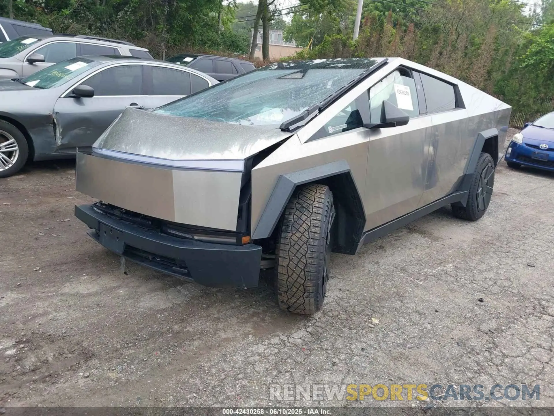 2 Photograph of a damaged car 7G2CEHED5RA015076 TESLA CYBERTRUCK 2024