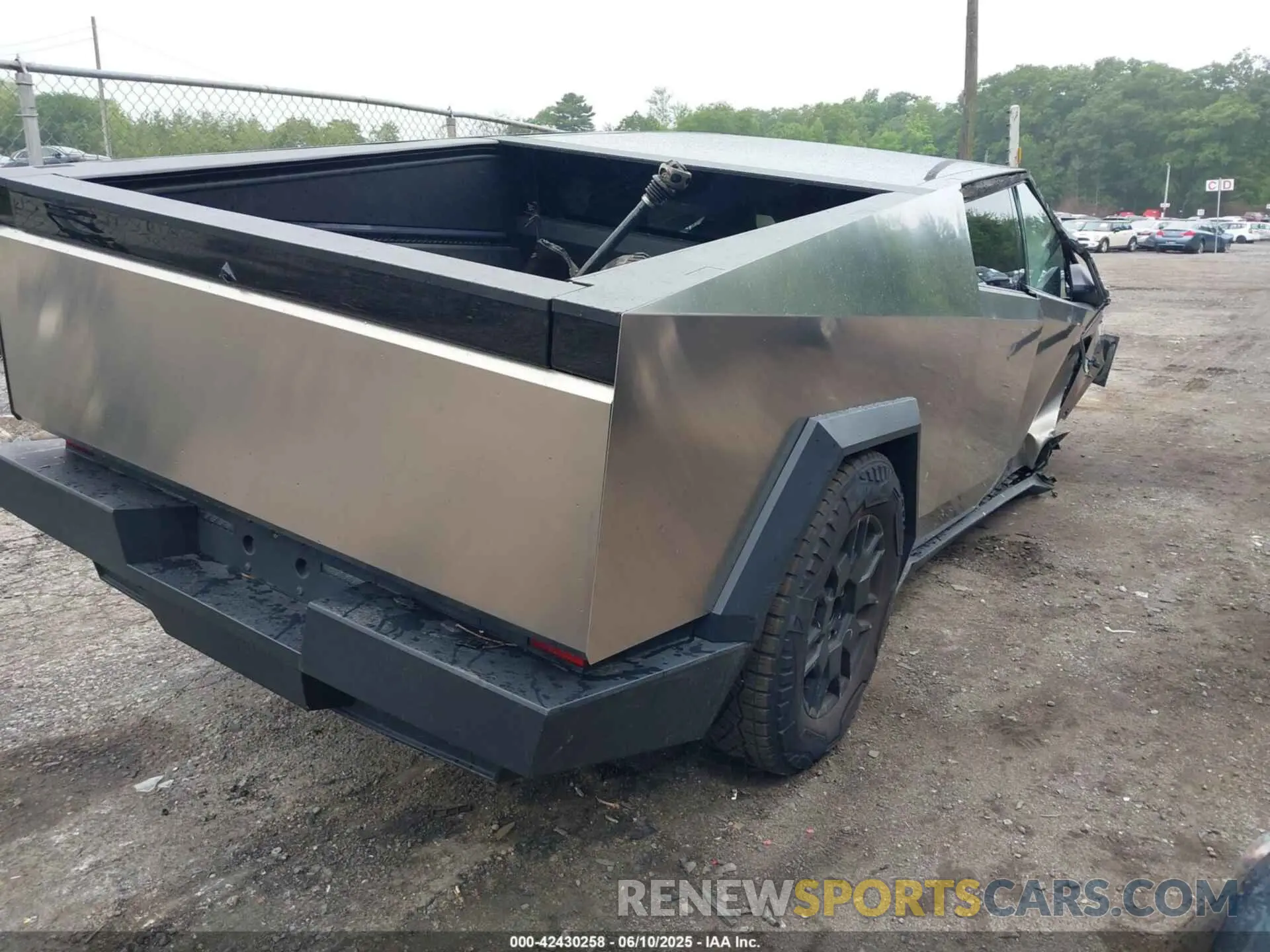 4 Photograph of a damaged car 7G2CEHED5RA015076 TESLA CYBERTRUCK 2024