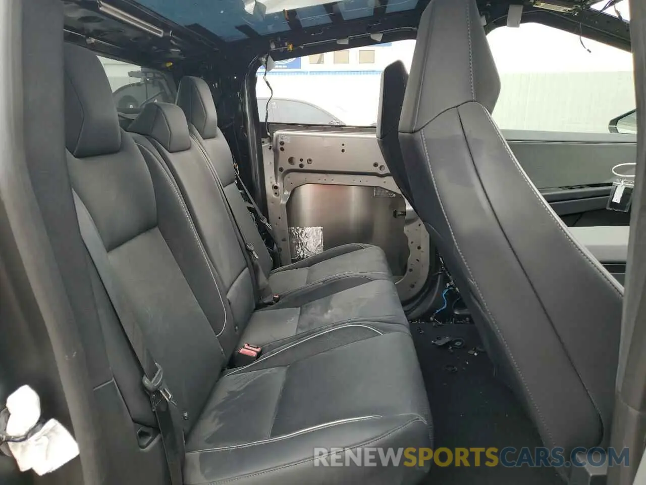 10 Photograph of a damaged car 7G2CEHED5RA050278 TESLA CYBERTRUCK 2024