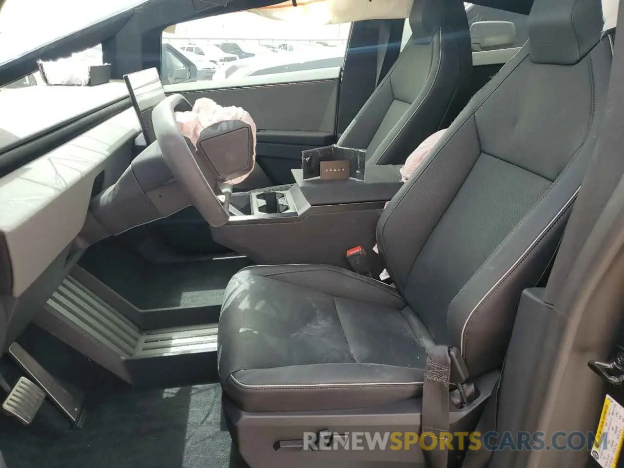 7 Photograph of a damaged car 7G2CEHED6RA037345 TESLA CYBERTRUCK 2024