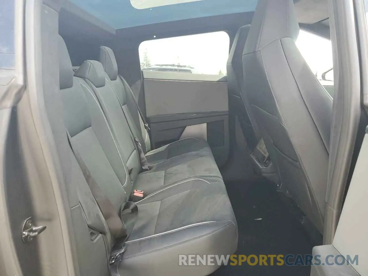 10 Photograph of a damaged car 7G2CEHED7RA035023 TESLA CYBERTRUCK 2024