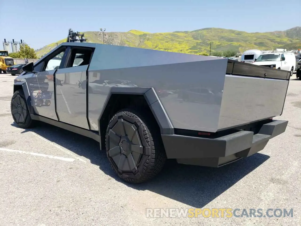 2 Photograph of a damaged car 7G2CEHED7RA039024 TESLA CYBERTRUCK 2024