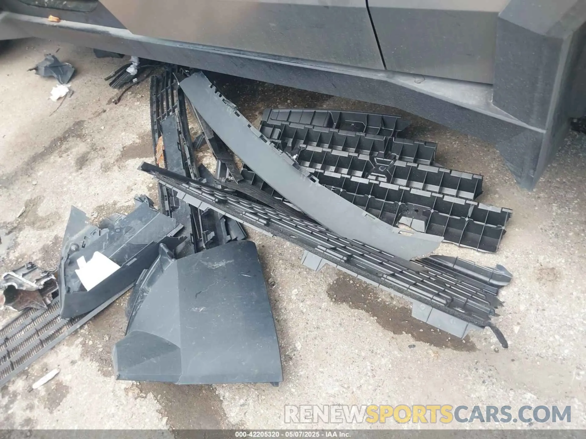 11 Photograph of a damaged car 7G2CEHED9RA056715 TESLA CYBERTRUCK 2024