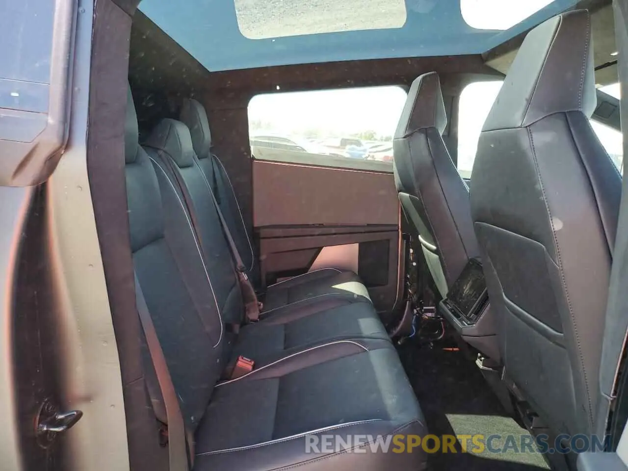10 Photograph of a damaged car 7G2CEHEDXRA051815 TESLA CYBERTRUCK 2024
